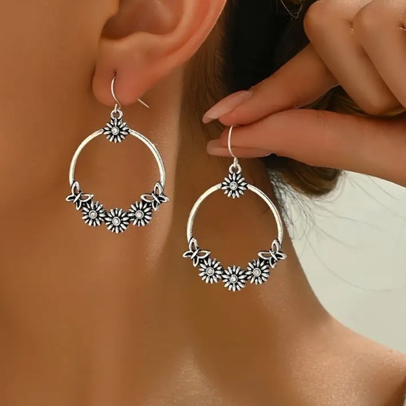 NWOT - Vintage Inspired Floral Hoop Earrings - Picture 2 of 6